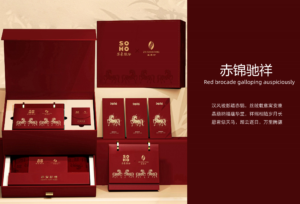 “赤锦驰翔”拉绒丝毯水晶葫芦祈福礼盒"Red Silk Flying Horse" Roving Silk Carpet Crystal Gourd Blessing Gift Box